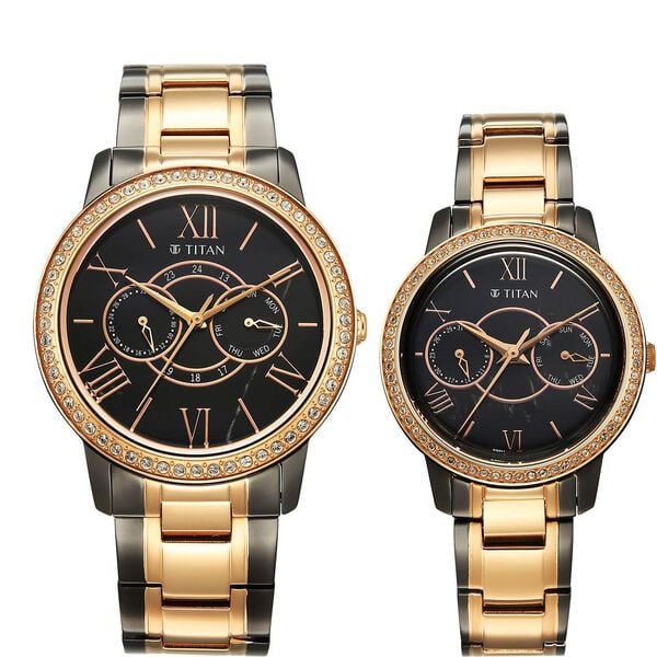 Titan 100022778KM01 Royal Bandhan Quartz Analog Watch Set with Black Dial, Day and Date Display and Two-Tone Stainless Steel Straps for Couples 42.2mm and 34.2mm